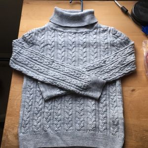 Cosy cable knit grey turtleneck sweater.